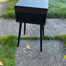New Mid Century Styled Victrola Record Player/ Bluetooth Speaker