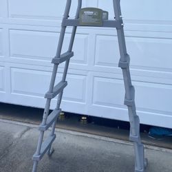 Pool Ladder In Excellent Condition
