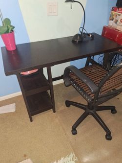 Smal student/office desk and chair