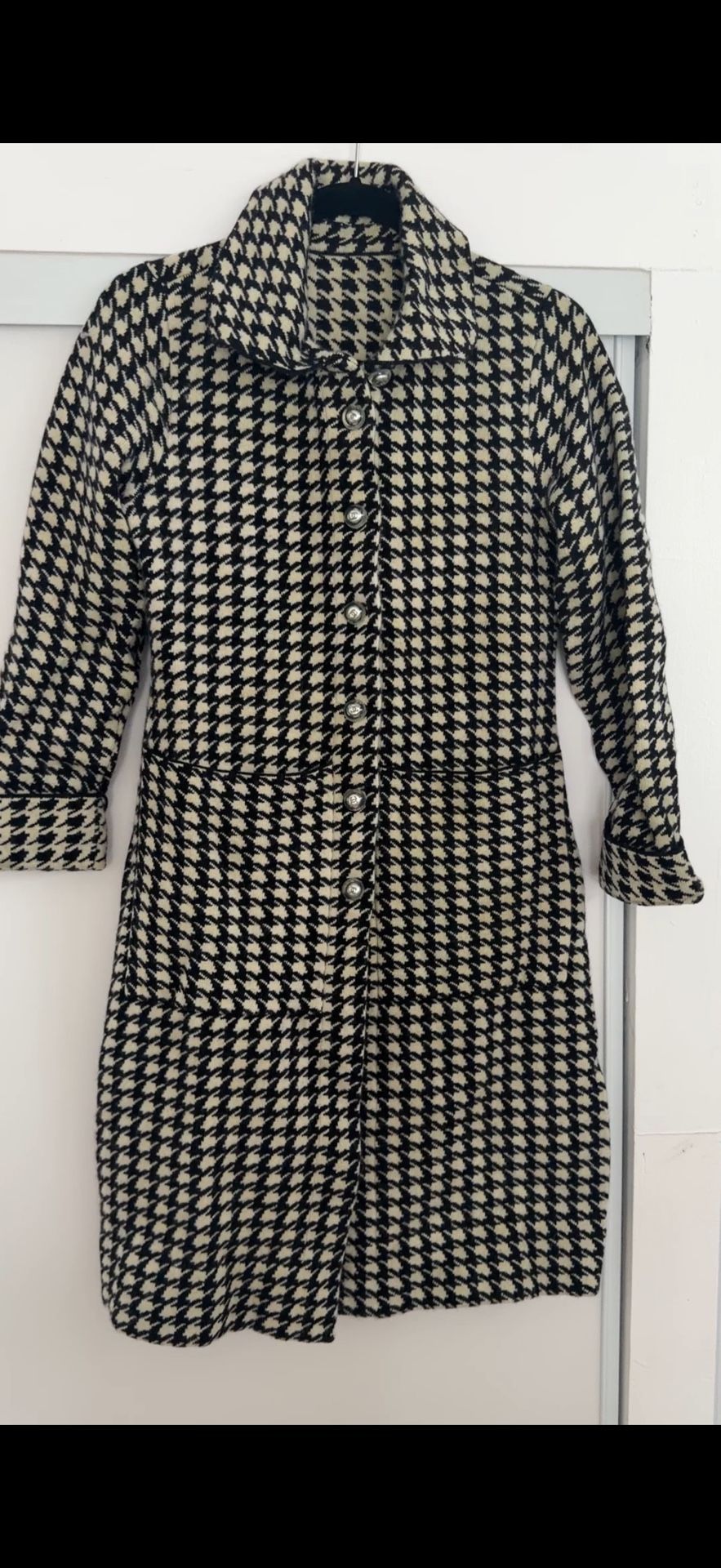 100% cashmere coat,high quality,Very warm Soft New,Size:S、XS,The sample clothes of my friend’s factory have no buttons. I nailed the buttons myself