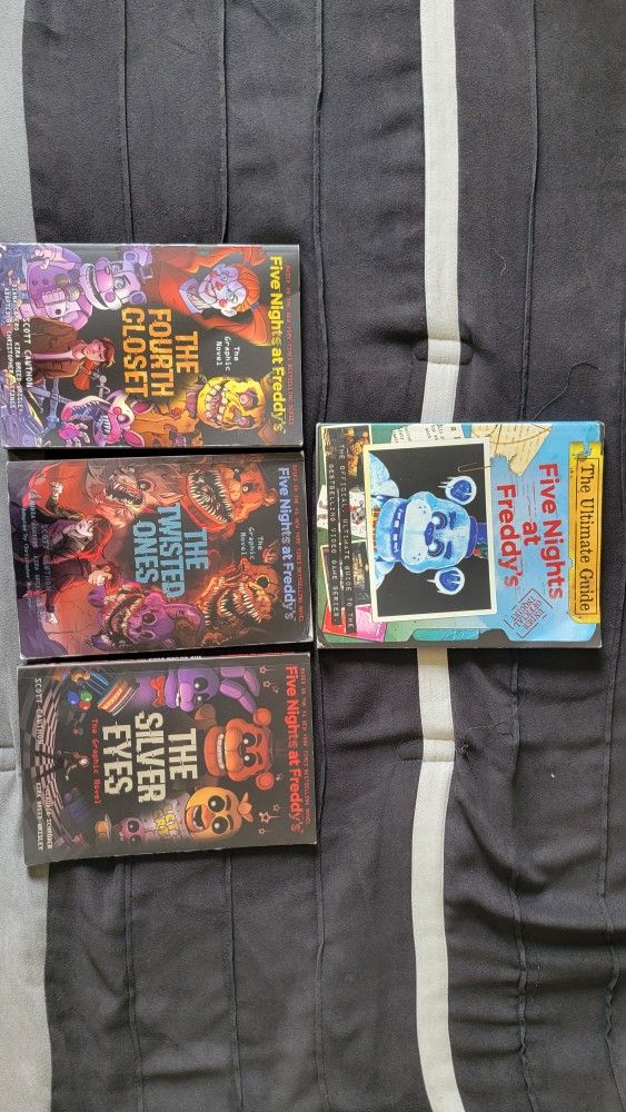 Five Nights at Freddy’s Graphic Novel Collection + Ultimate Guide!