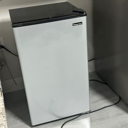 Magic Chef mini fridge/Refrigeradora pequeña nevera