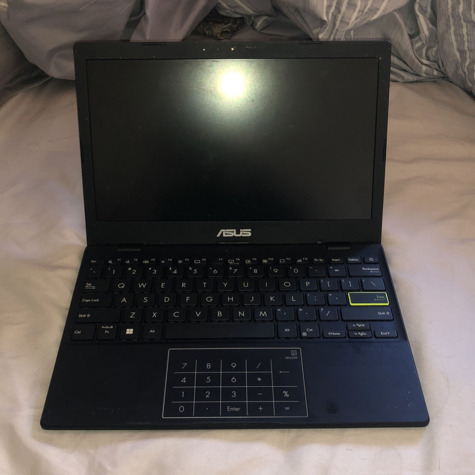 Asus E210M 11" Intel Celeron 1.1GHz 4GB Ram 11 Home - No Power Adapter