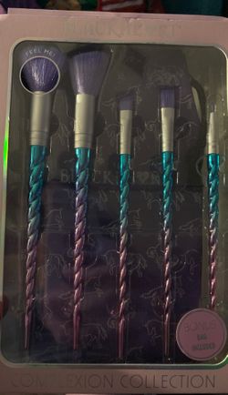 Black heart make-up brushes