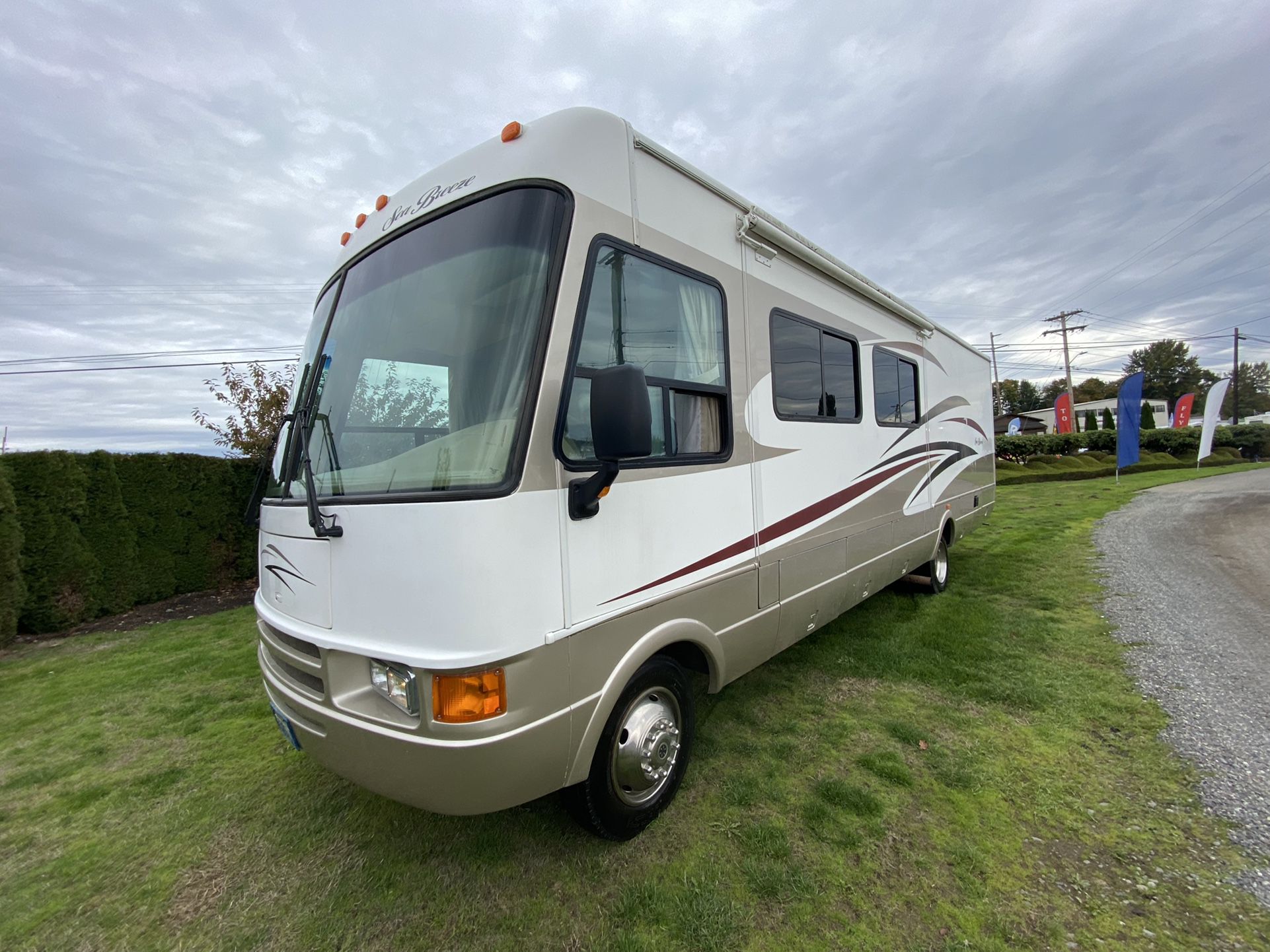 2006 Seabreeze  motorhome 30 foot  with two slide outs low miles