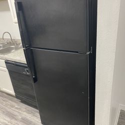 GE 16.6 cu. ft. Top Freezer Refrigerator
