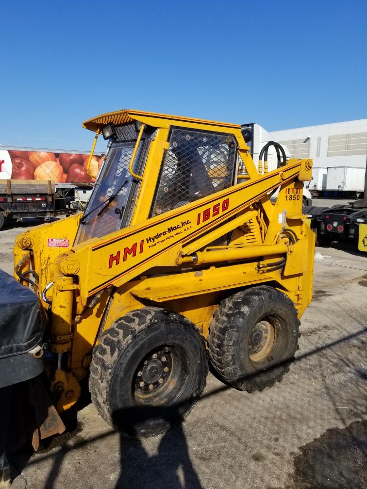 1998 HMI Skidsteer (lots of attachments)