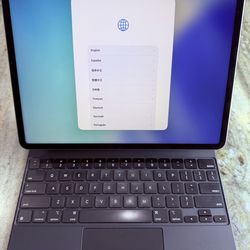 iPad Pro 12.9” 6th Gen 512GB + Magic Keyboard – Excellent Condition