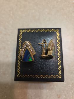 14 k gold opal and diamonds earrings.  Weight is 7.1 grams