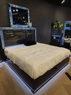 New Modern Queen Luna bed with LED!