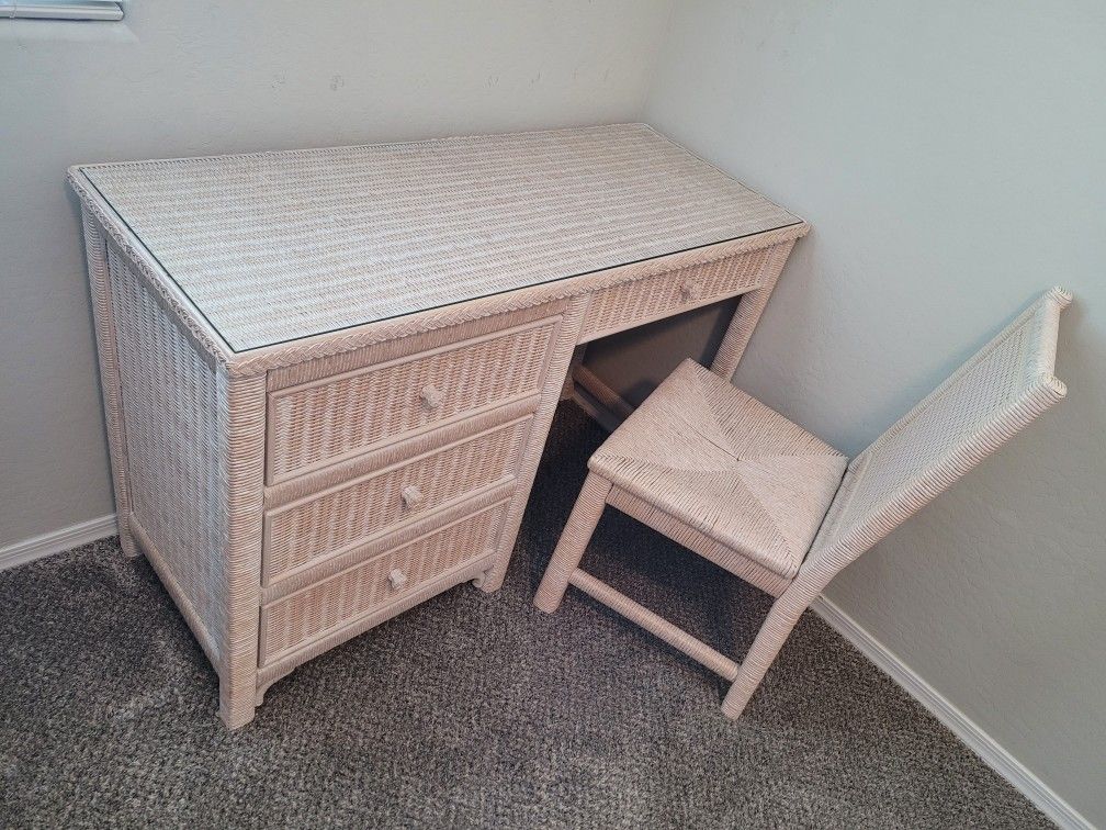 HENRY LINK LEXINGTON WHITE WICKER DESK & CHAIR CUSTOM FITTED GLASS TOP. Smoke-free, pet-free home. Excellent Condition Barely Used.
