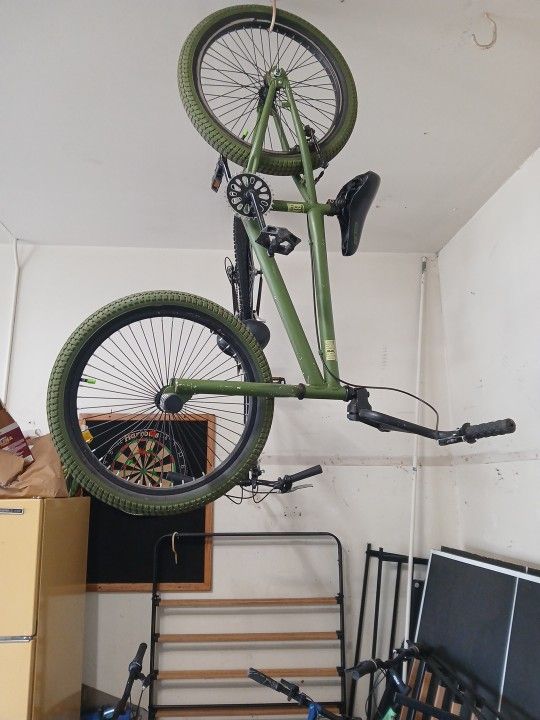 Kent Dread Freestyle BMX Bike With Front Foot Pegs. Does Not Have Chain Or Sprocket As Is