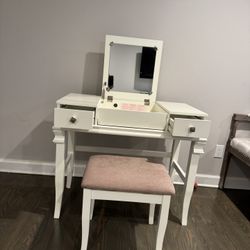 Vanity Desk With Mirror And Stool