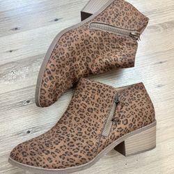 Leopard Women’s Zip Up Boots! (Size 10)