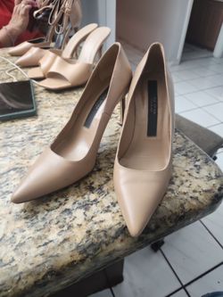 Via Spiga womens beige pumps/heels