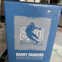 Barry Sanders Statue