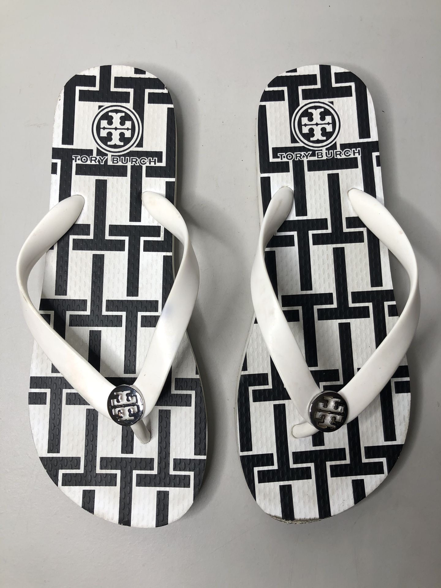 Tory Burch Thora White Black Rubber Flip Flops Silver Logo Sandals 7US/38EU/5UK