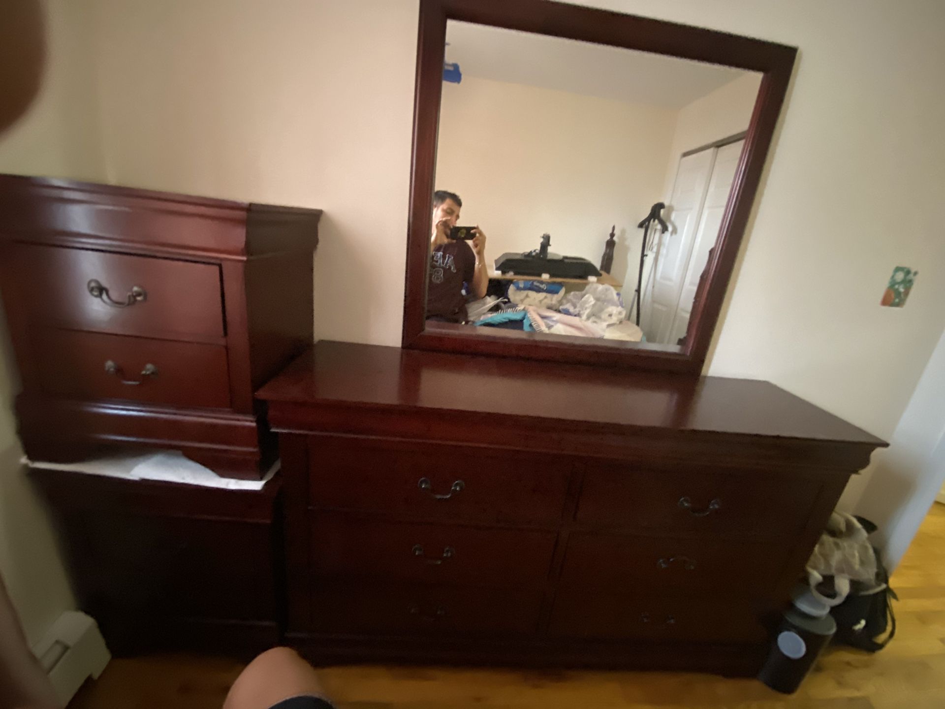 Bed frame,2 night stand,mirror dresser