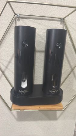 Electric salt and pepper shaker
