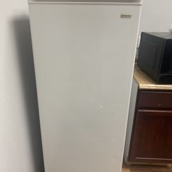Magic Chef 10.1 Cubic Feet Top Freezer Refrigerator 