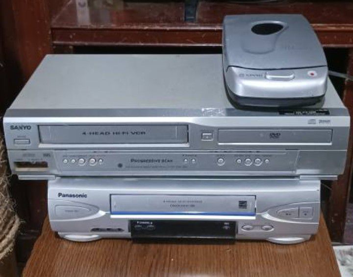 VHS Player Bundle Deal With Around 100 VHS Tapes