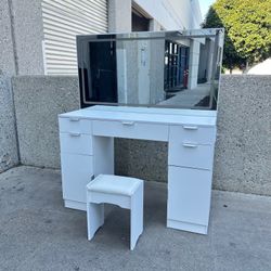 NEW! Vanity Desk With Mirror And 10 Lights, Power Outlet,Storage Shelf & 5 Drawers, 3 Lighting Modes