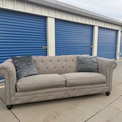 FREE DELIVERY 🚚🚛🚚 super Nice Tufted Couch 