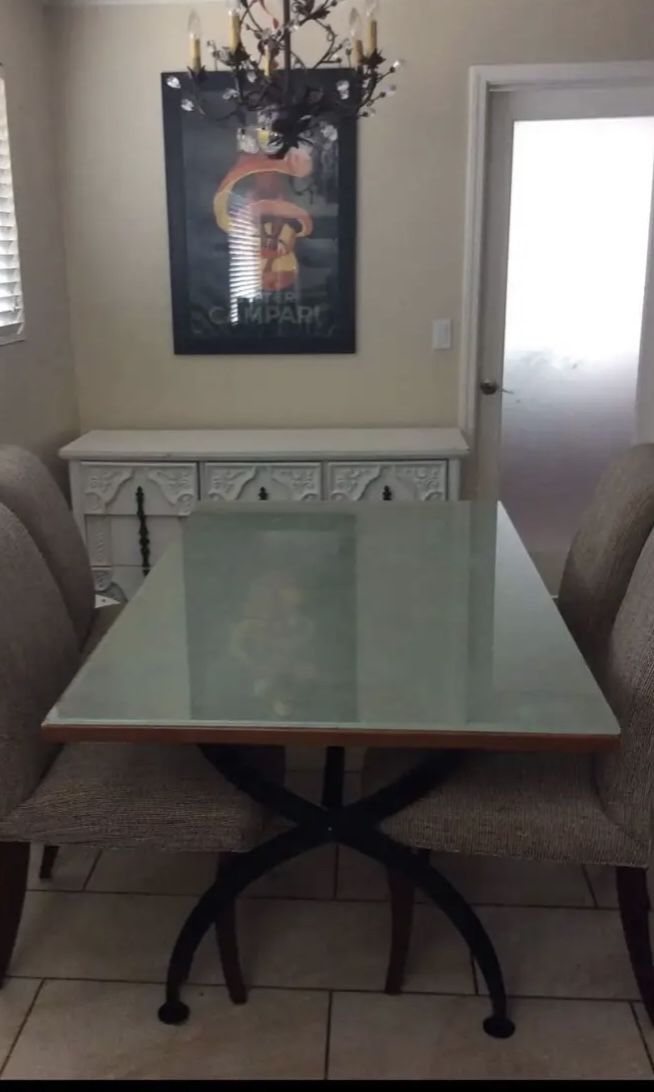 Dining Room Table & Chairs 