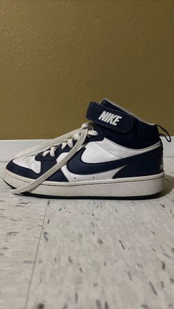 Kids ￼Nike Navy Blue and White Shoes Size 6