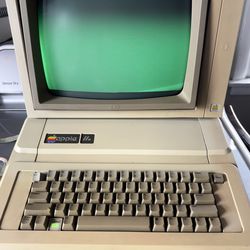 Apple computer vintage 1980’s iie monitor screen