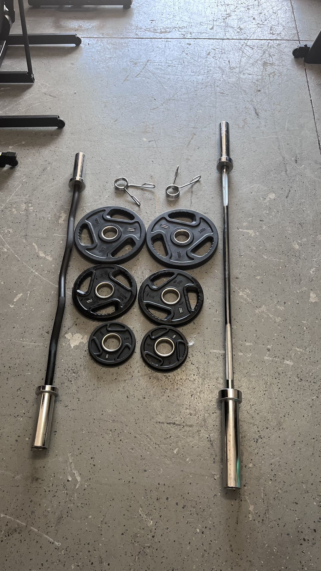 Set 35 Lbs Plates Straight Bar 5’ Ez bar Metal Clips All Brand New 220$ Firm