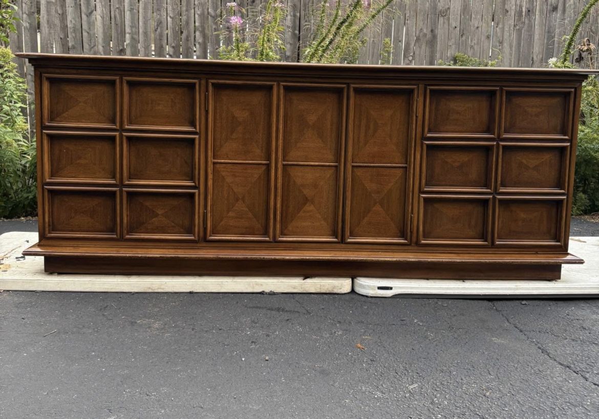 Thomasville 9 Drawer Dresser/Credenza/Media center.