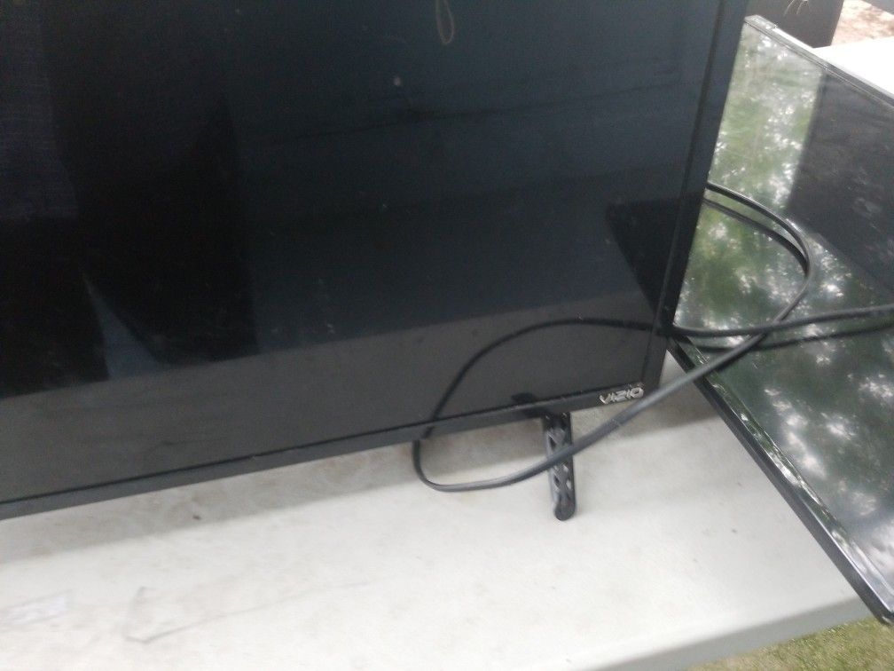Visio 32 In Smart TV No Remote  + 42 Inch Hisense