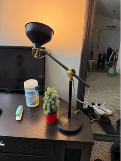 Adjustable desk lamp