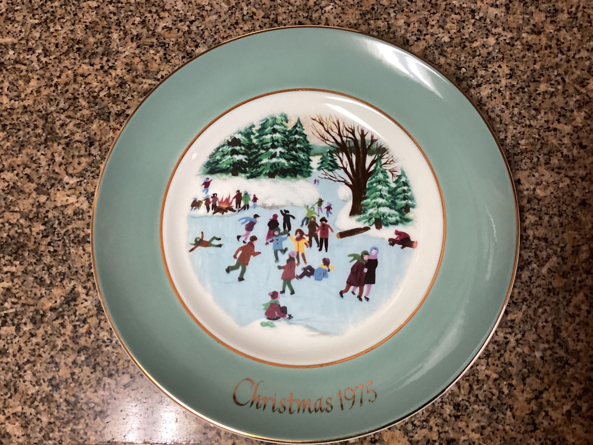 Collector Plate- Avon “Skater’s On The Pond”.     (G)