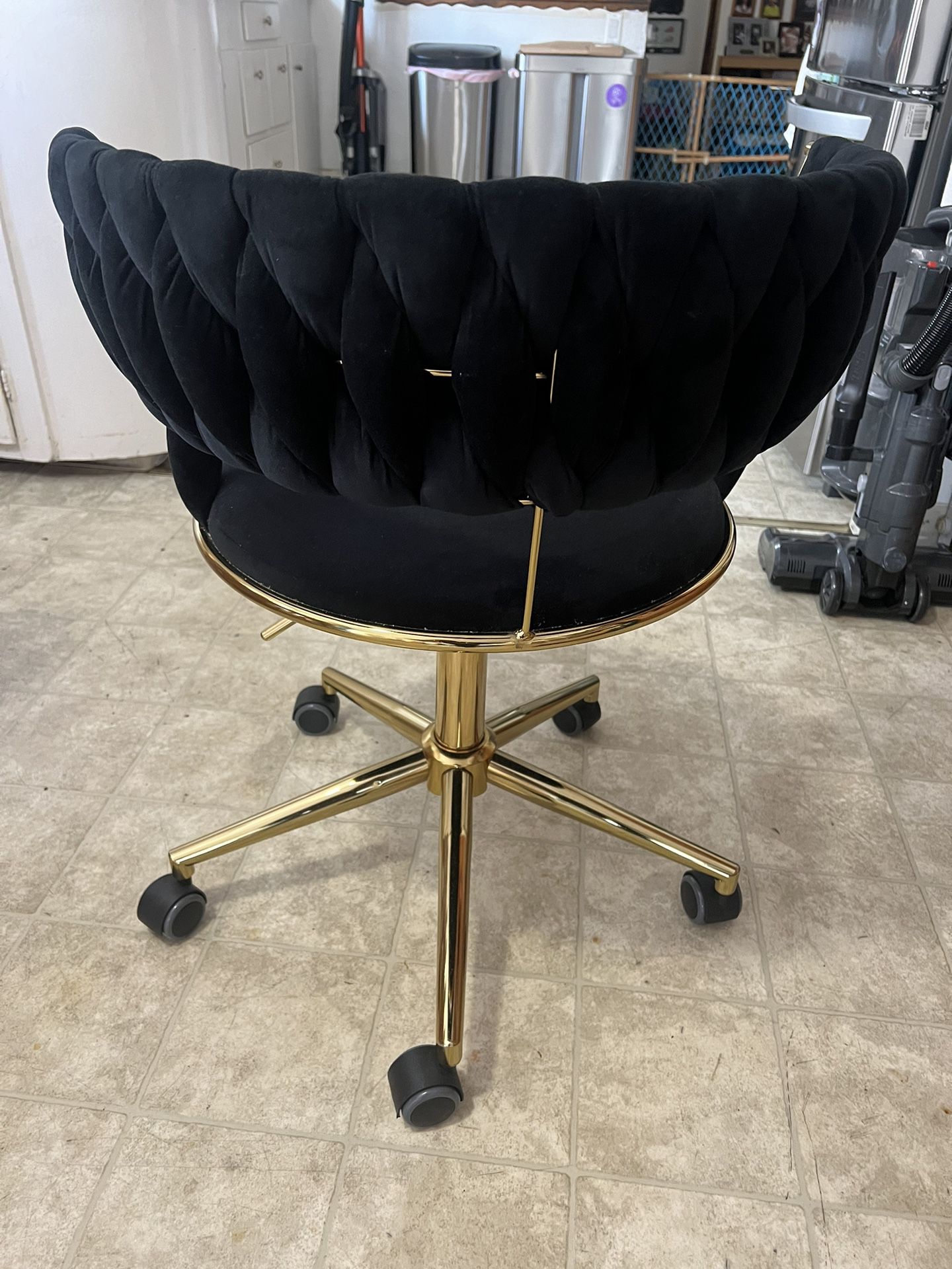 Like New ! Black velvet chair