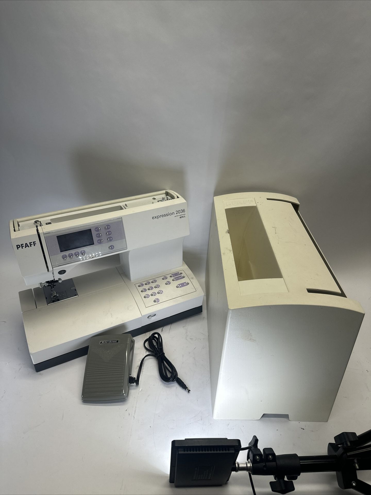 Pfaff Expression 2036 Electronic Sewing Machine W/ Pedal & Case