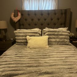 Newish 4 Piece Bedroom Set W/2 Matching Nightstands 