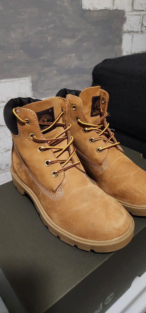 Timberland Classic 6 inch Size 4 Junior.