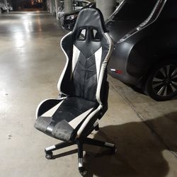 Gaming Chair in Good Condition used for a few months