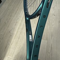 Wilson blade 98 16x19 V9 Tennis Racket