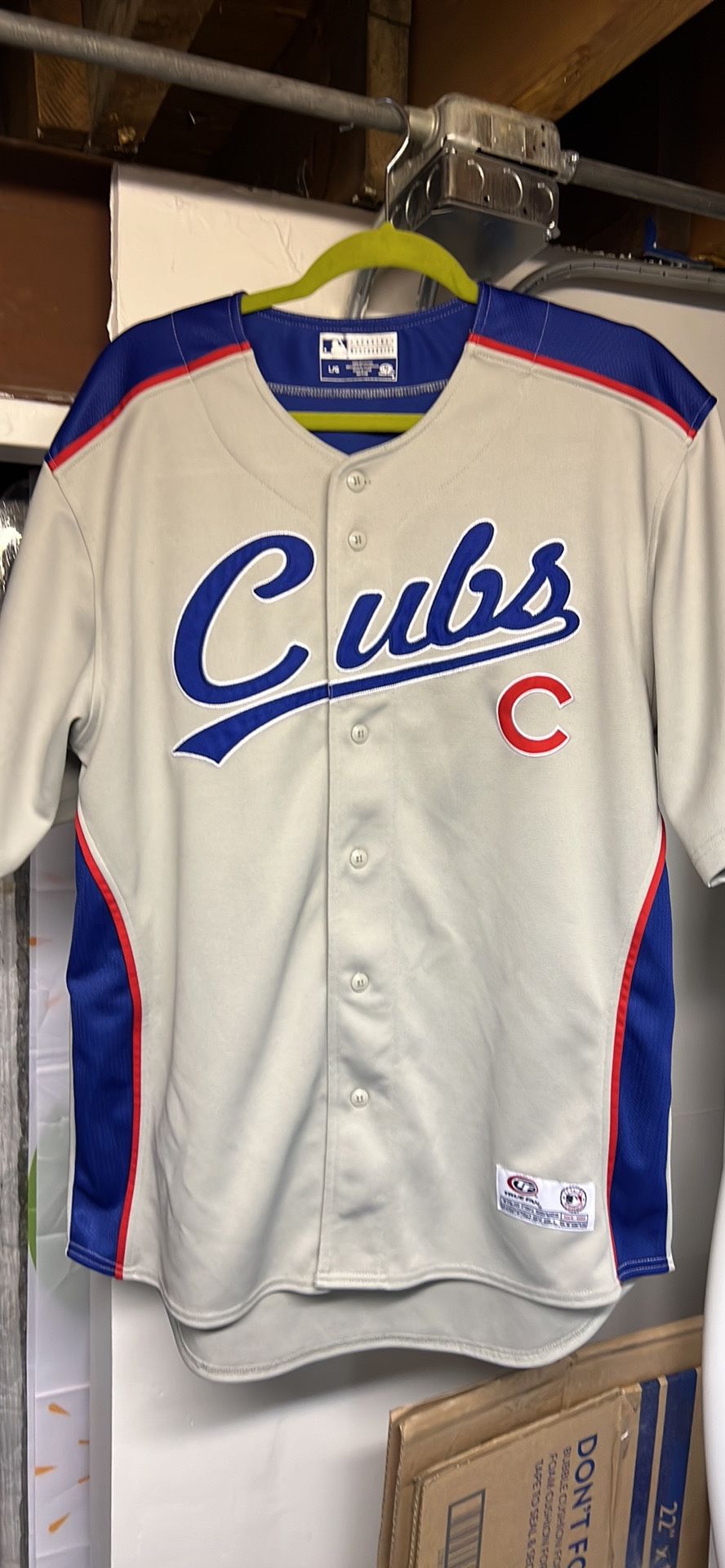 Chicago Cubs button down jersey size large. All stitchd logo