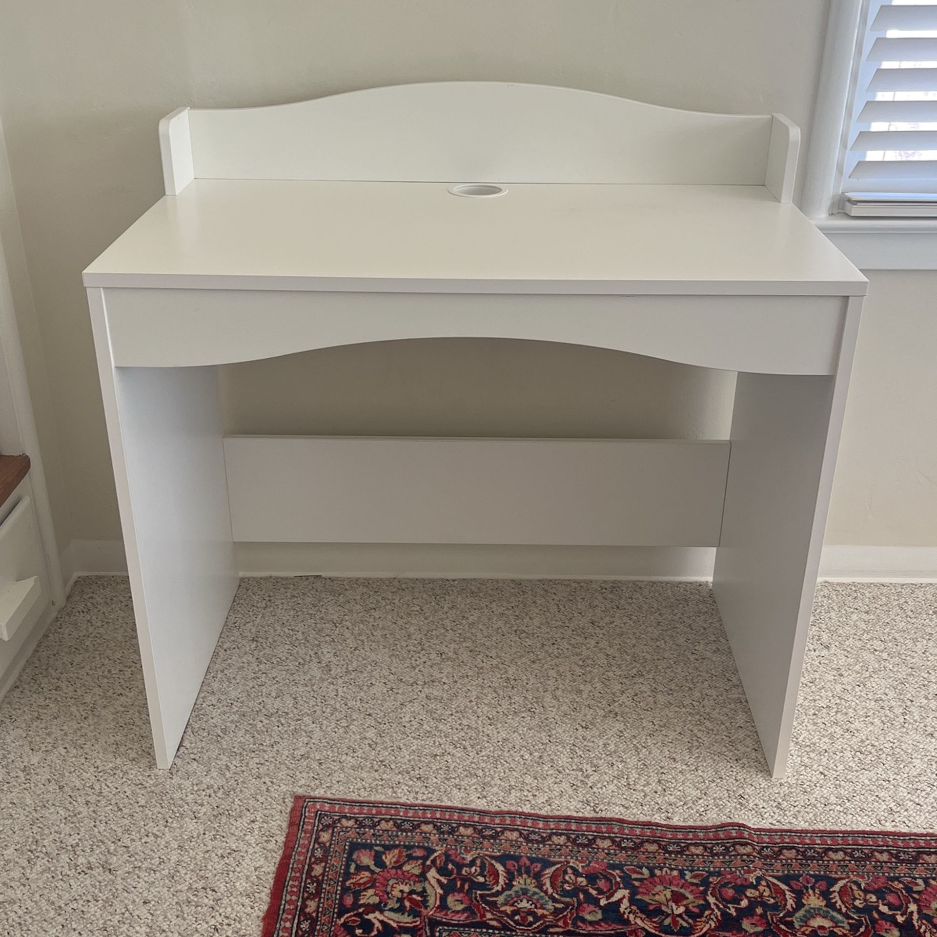 Kids' Study Desk - Clean & Organized Plan - Perfect for Children's Homework Space!