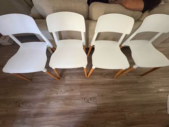 White and wood dining chairs sillas