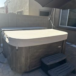 Luxurious 6-7 Seat Hot Tub with LED Lights, E-Z Lift Cover, and More - Perfect Condition