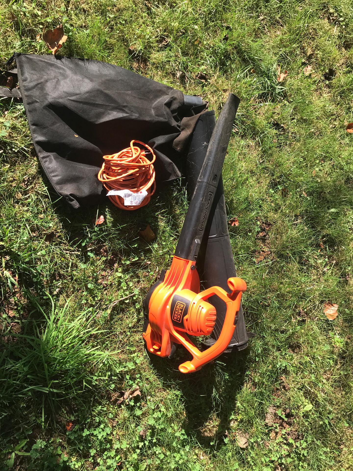 Black+Decker Blower with extension and collection bag. 12ft utility cord included