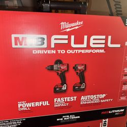 Milwaukee M18 FUEL 18V  Hammer Drill and Impact Driver Combo Kit (2-Tool) with 2 Batteries