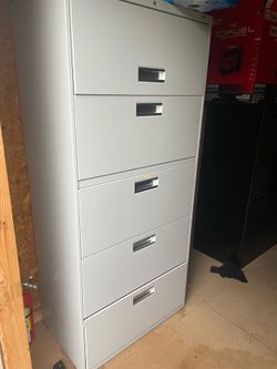 File cabinet w key