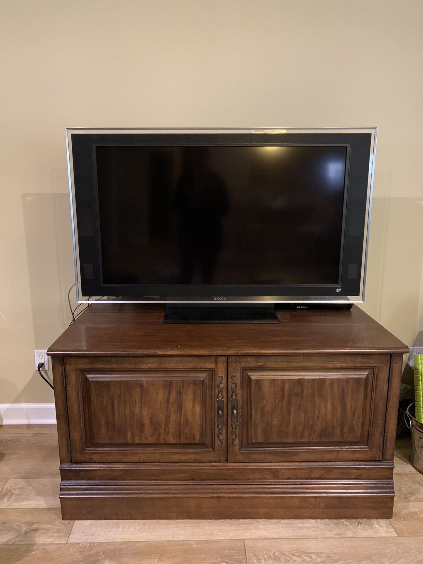 FREE armoire And Tv Stand With Tv Entertainment Center 