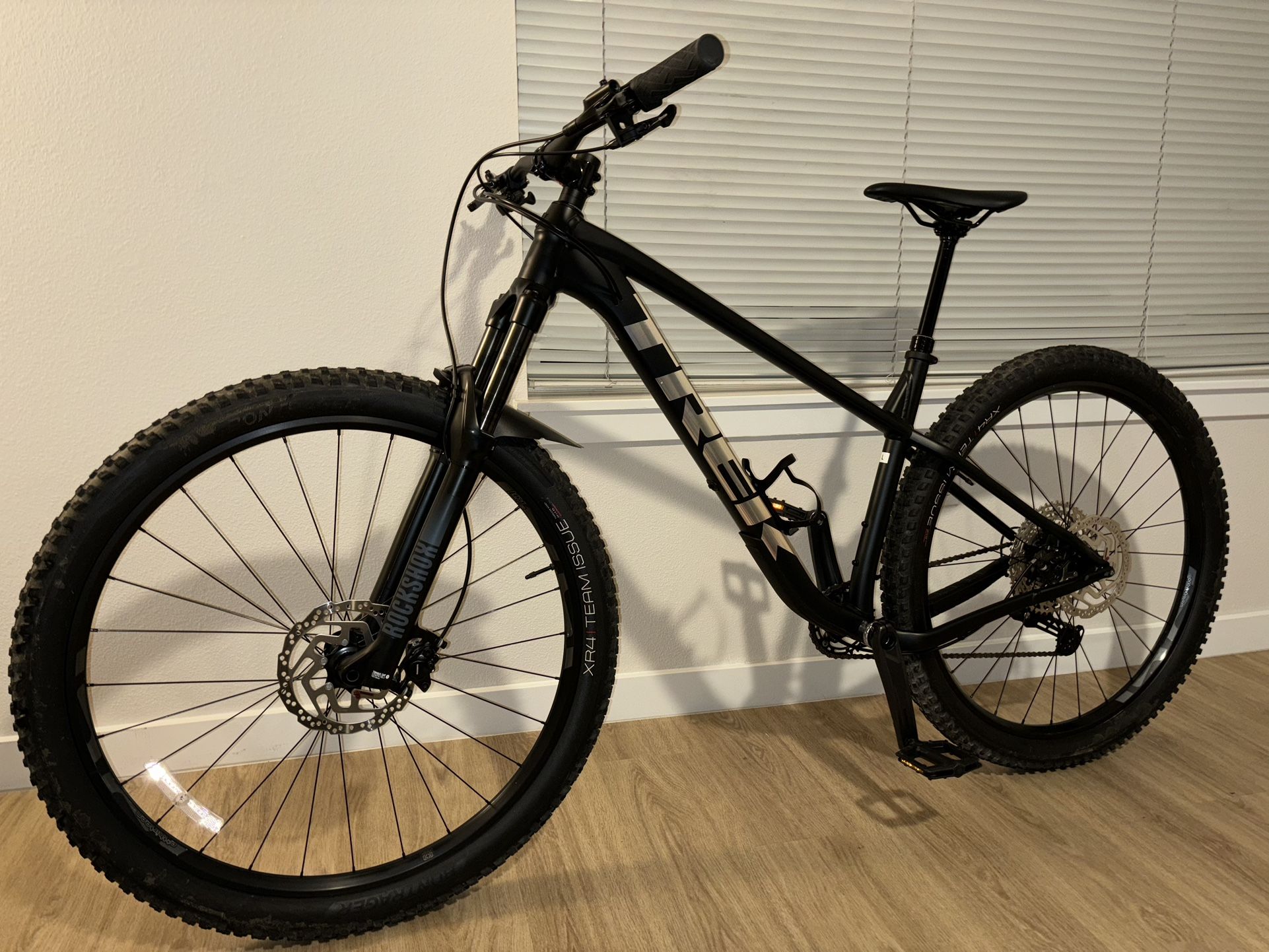 TREK Roscoe 7 Mountain Bike + FREE Shock Pump